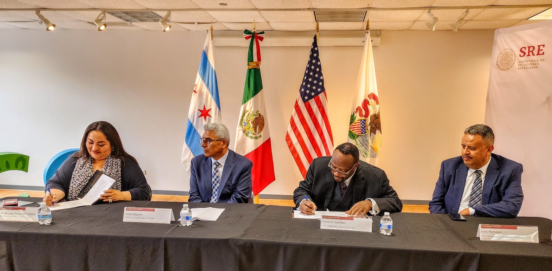 Consulate of Mexico signs agreement to offer free English classes